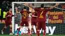 Pemain AS Roma, Ivan Marcano (kiri) melakukan selebrasi usai membobol gawang Virtus Entella dalam Coppa Italia di Stadion Olimpico, Roma, Italia, Senin (14/1). Roma menang 4-0 dan melaju ke perempat final. (Maurizio Brambatti/ANSA via AP)
