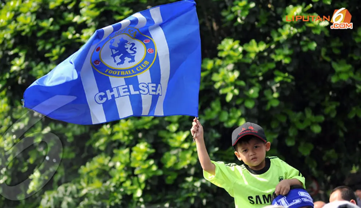 Seorang suporter cilik Chelsea ikut menyambut tim kebanggaannya. (Liputan6.com/Helmi Fithriansyah)
