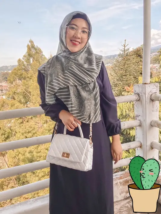 Tidak hanya memiliki paras cantik, ibu sambung Zaskia dan Shireen Sungkar itu juga usianya sangat jauh dengan Mark Sungkar. Usianya terpaut 45 tahun. Terpaut usia jauh tersebut pernikahannya sempat menjadi perbincangan. [Instagram/santiasokamala]