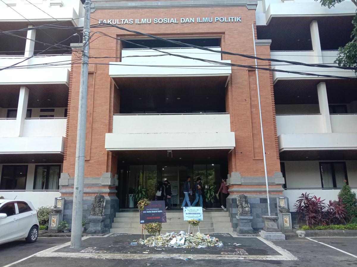 Gedung Fakultas Ilmu Sosial dan Ilmu Politik (FISIP) di Kampus Sudirman, Universitas Udayana, di Kecamatan Denpasar Barat, Kota Denpasar, Senin (20/10).