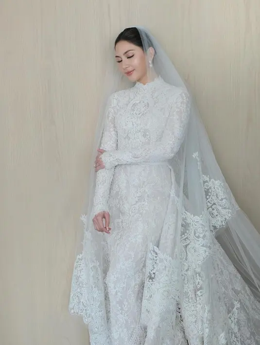 Highlighter pada pipi membuat dimensi bercahaya yang memaksimalkan aura pengantin yang berpendar dari dalam diri Jessica Mila. [Foto: Instagram @cherryjks]