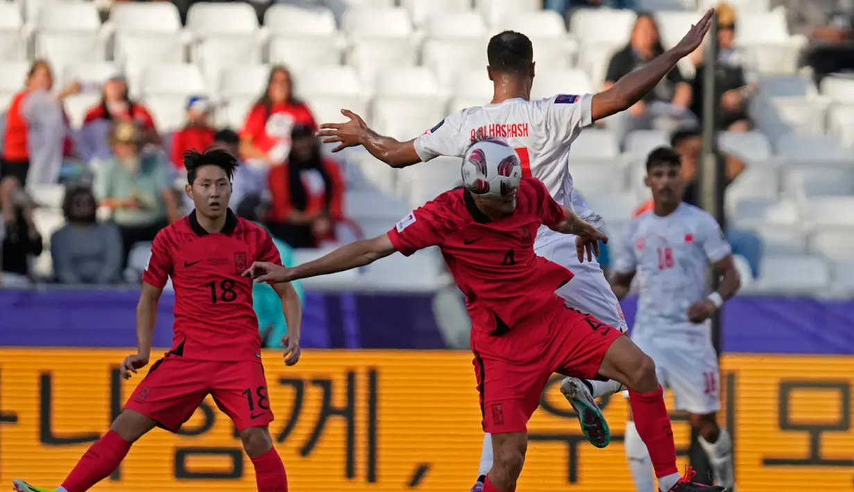 Tiga pemain Korea Selatan mendapat kartu kuning pada setengah jam pertama, termasuk bek tengah Kim Min Jae. (AP Photo/Thanassis Stavrakis)