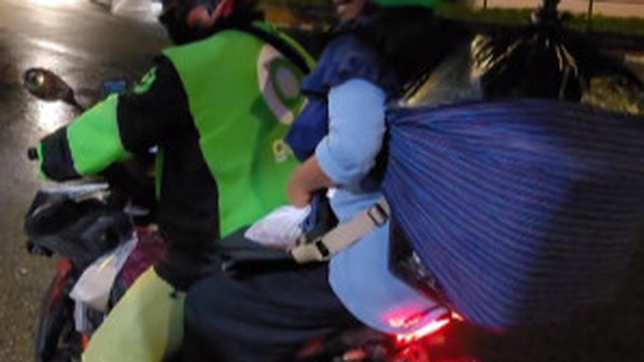 Potret Haru Seorang Ibu Pulang Sendiri Tengah Malam Usai Jualan di Pinggir Jalan
