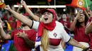 Suporter wanita Portugal tampak bersemangat saat menghadiri pertandingan melawan Ghana pada laga Piala Dunia di Stadion 974, Qatar, Kamis (24/11/2022). (AP/Manu Fernandez)