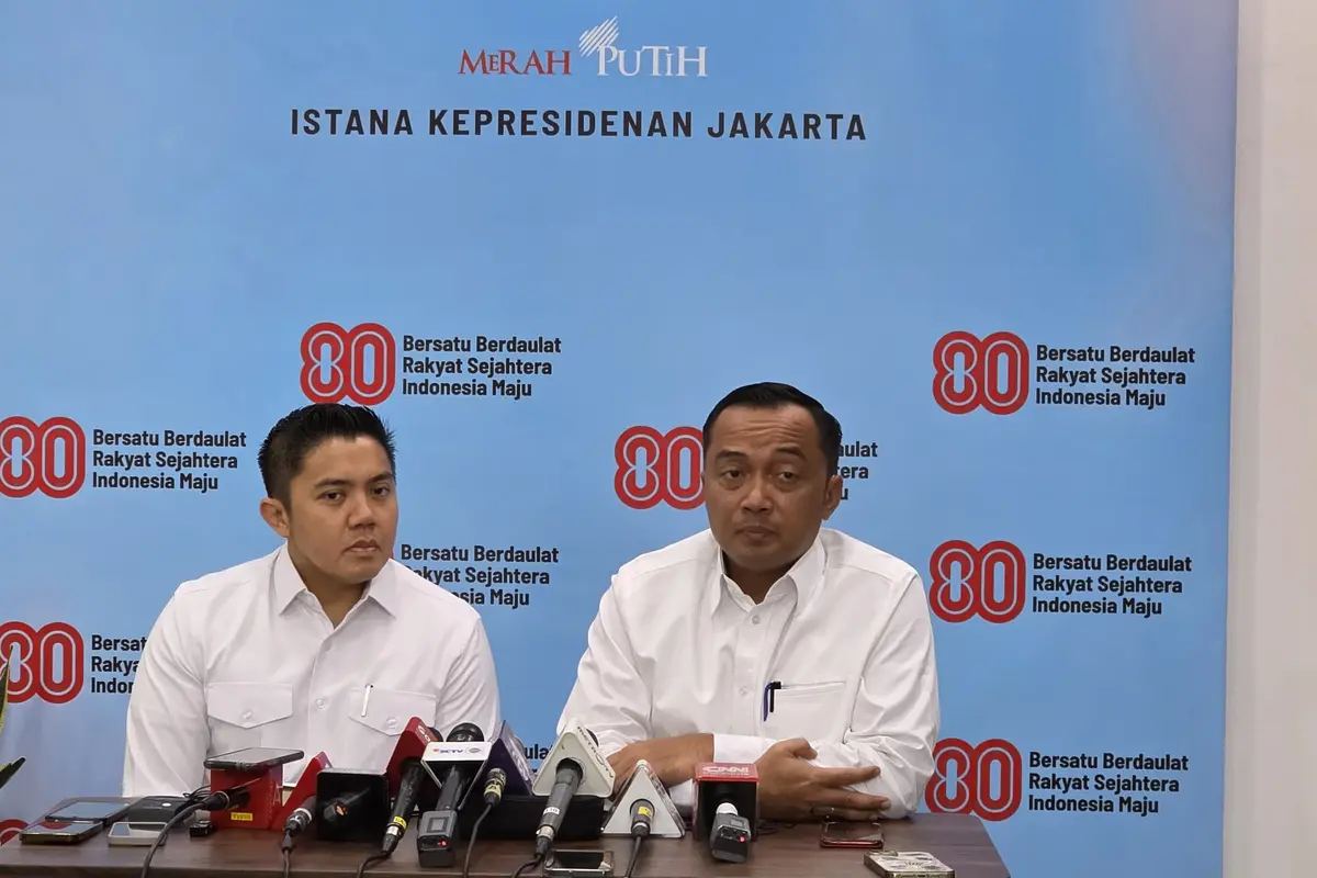 Mensesneg Prasetyo Hadi dan Seskab Teddy Indra Wijaya menggelar konferensi pers terkait Wamenaker Immanuel Ebenezer ditangkap KPK
