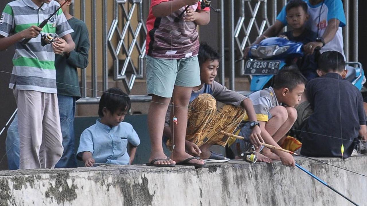 Mereka datang selepas waktu Ashar dan memancing ikan hingga menjelang adzan Maghrib. Merdeka.com/Imam Buhori