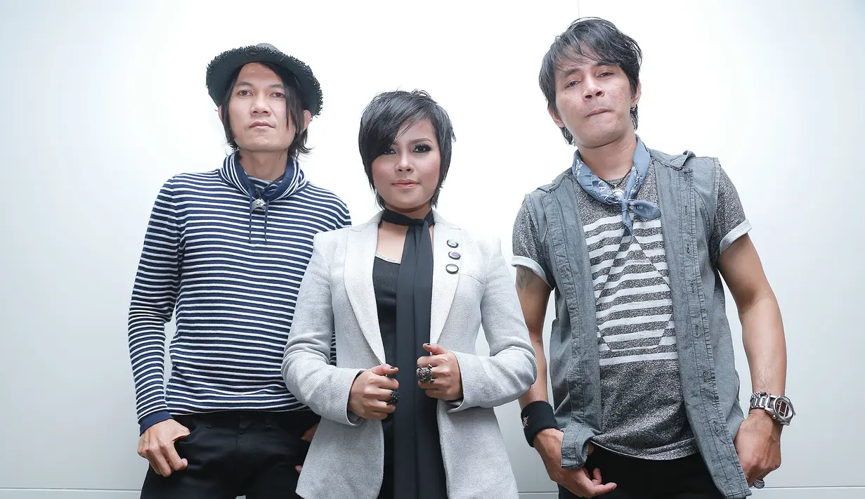 "Beda banget dengan sebelumnya. Kita mengemasnya nggak terlalu rock. Kita menonjol di notasi pop. Tapi karakter kita tetap berasa karena kita mix juga dengan rock," jelas Tommy sang drummer. (Galih W. Satria/Bintang.com)