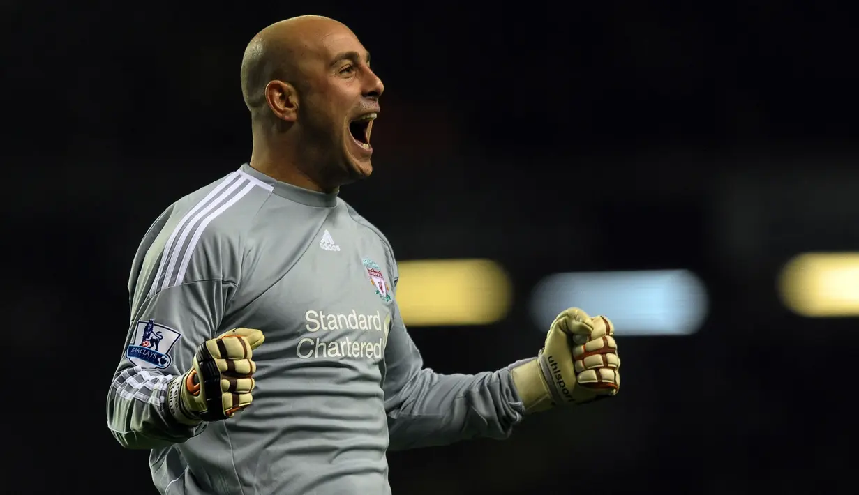6. Pepe Reina (134 clean sheets) - Pepe Reina menjadi salah satu kiper yang sulit dibobol saat berseragam Liverpool. Selama berkarier di Premier League, Reina telah melakukan 134 kali clean sheets. (AFP/Paul Ellis)
