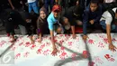 Pengunjung CFD membubuhkan cat telapak tangan saat gerakan Deklarasi Anti Korupsi di Bundaran HI, Jakarta, Minggu (27/11). Aksi ini dilakukan jelang diperinngatinya Hari Anti Korupsi Sedunia  9 Desember. (Liputan6.com/Johan Tallo) 