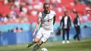 Penyerang Inggris, Harry Kane membawa bola saat bertanding melawan Inggris pada pertandingan grup D Euro 2020 di stadion Wembley di London, Minggu (13/6/2021). Inggris menang tipis atas Kroasia dengan skor 1-0. (Laurence Griffiths, Pool via AP)