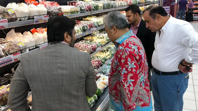Duta Besar RI Helmy Fauzy didampingi Atase Perdagangan  Irman Adi Purwanto dan staf KBRI Cairo mengunjungi raksasa ritel asal Persatuan Emirat Arab (PEA), Lulu Hypermarket di First Settlement, Cairo, Kamis (08/08/2019).