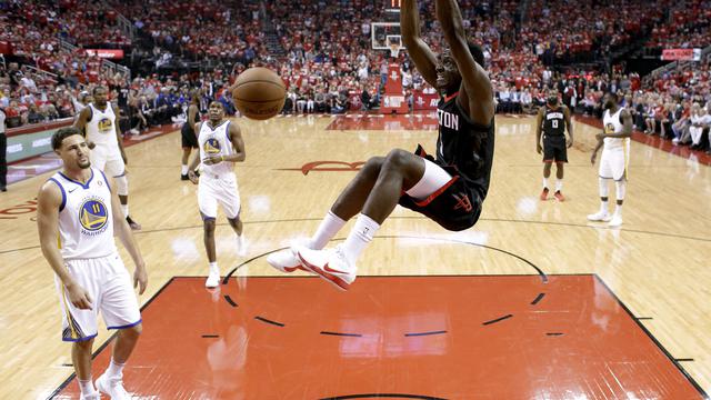 Clint Capela melakukan dunk saat Rockets mengalahkan Warriors di gim kelima final Wilayah Barat NBA