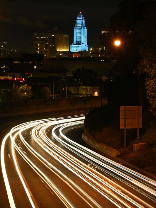 Balai Kota Los Angeles menyala biru, Los Angeles, Amerika Serikat, Jumat (10/4/2020). Balai Kota dan beberapa landmark Los Angeles menyala biru untuk menunjukkan dukungan kepada petugas medis mengahadapi virus corona COVID-19. (AP Photo/Mark J. Terrill)