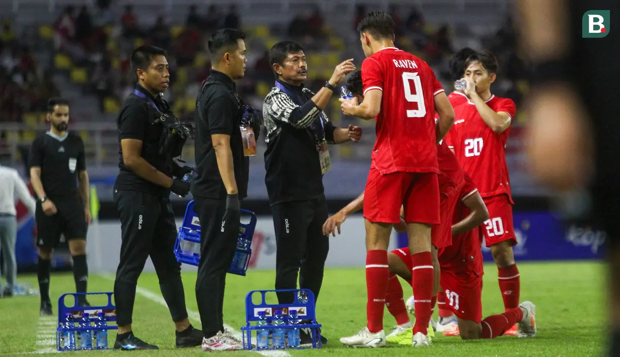 Pelatih Timnas Indonesia U-19, Indra Sjafri, memberikan arahan kepada anak asuhnya saat melawan Kamboja U-19 pada fase Grup Piala AFF U-19 2024 di Stadion Gelora Bung Tomo (GBT), Surabaya, Sabtu (20/7/2024) malam WIB. (Bola.com/Aditya Wany)