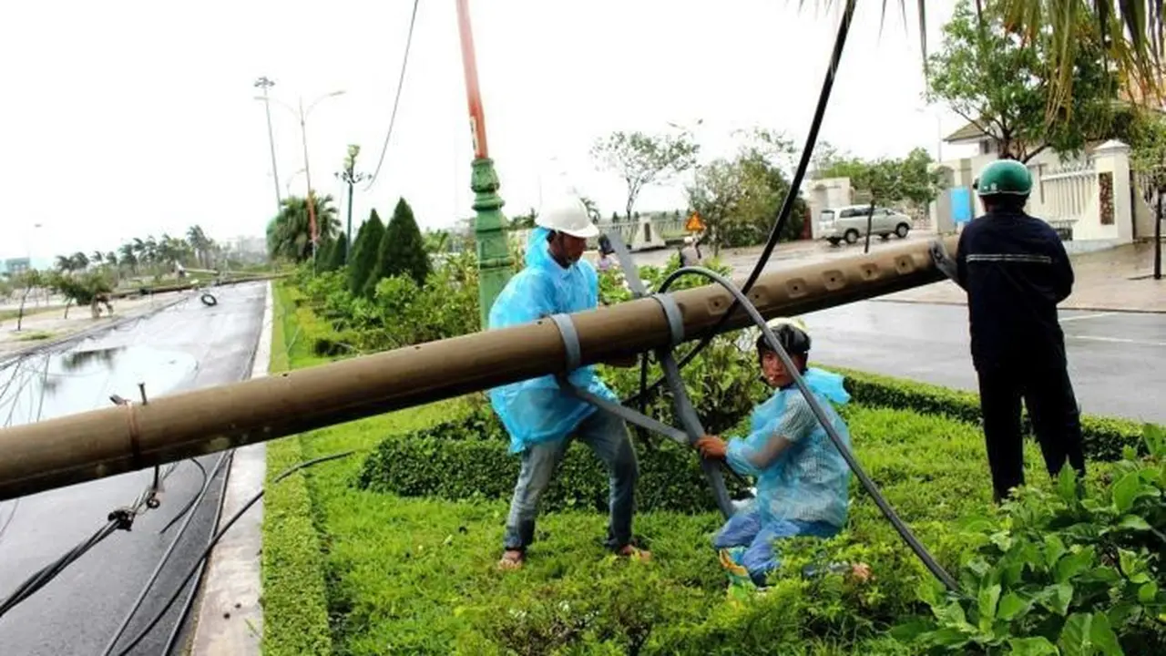 Sebuah tiang listrik tumbang akibat Topan Damrey yang melanda Vietnam sejak pukul 04.00 pagi pada 5 November 2017 (AFP)