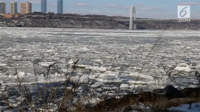 Setelah melewati cuaca ekstrem beberapa hari lalu, bongkahan es di sungai Hudson mulai mencair