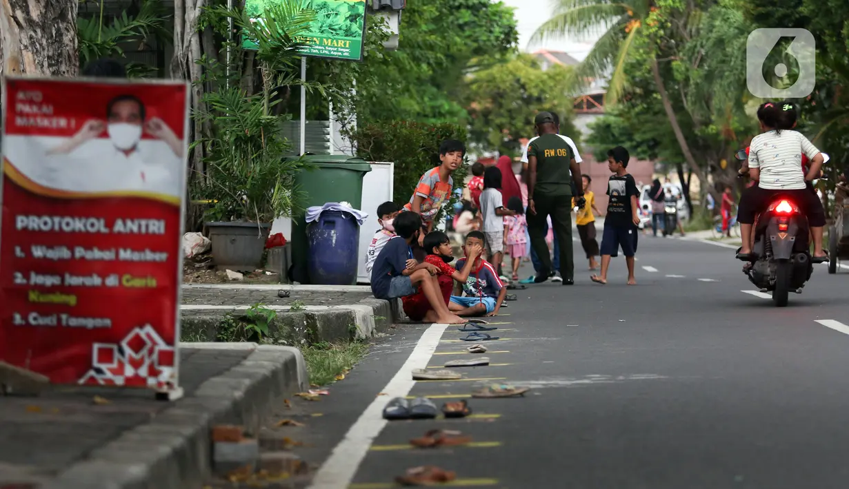 Sejumlah anak-anak antre untuk mendapat takjil gratis di Jalan Cempaka Putih Tengah XXI, Jakarta, Selasa (5/4/2022). Sekitar 200 paket berbuka yang merupakan donasi dari warga dan sejumlah organisasi dibagikan secara gratis selama bulan Ramadhan tahun ini. (Liputan6.com/Herman Zakharia)