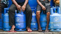 Warga mengantre untuk membeli gas LPG di sebuah depo penjualan di tengah krisis ekonomi yang melanda di Kota Kolombo, Sri Lanka, Senin (23/5/2022). Akibat kelangkaan bahan bakar, antrean panjang mengular di depan depo penjualan di jalanan Kolombo pada pekan ini. (AFP/ISHARA S. KODIKA)