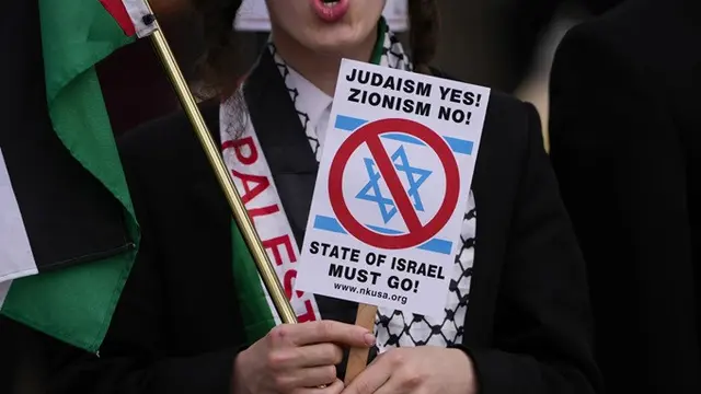 Protes anti-perang Gaza di luar Gedung Capitol, Amerika Serikat (AS), pada Rabu (25/7/2024) berlangsung saat PM Israel Benjamin Netanyahu berpidato di hadapan Kongres AS.