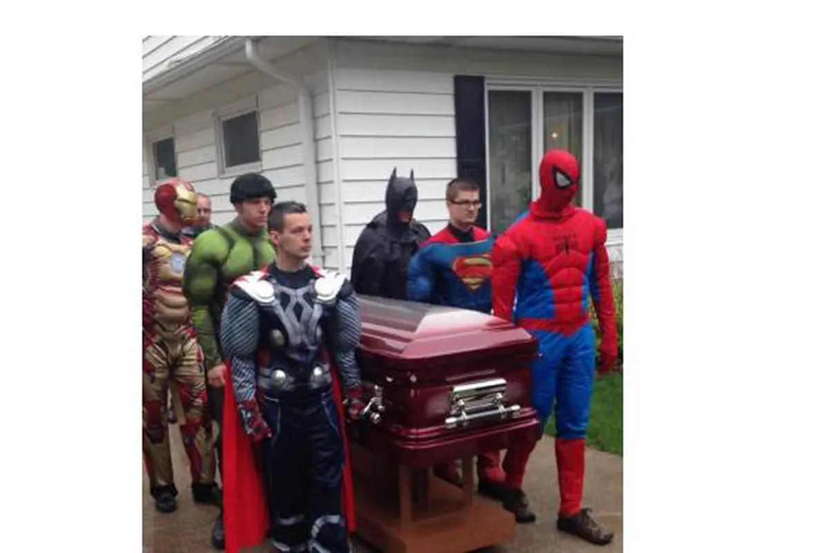 Mengharukan, Pemakaman Bocah Kanker Diantar Superhero Idaman