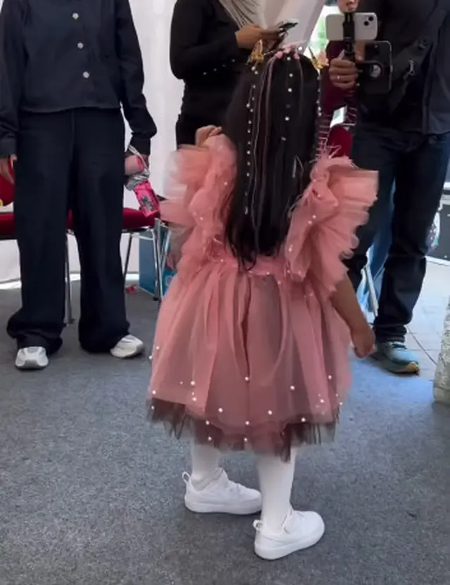 8 Potret Ameena tampil pede nyanyi di panggung dengan gaun pink, bikin gemes bak diva cilik