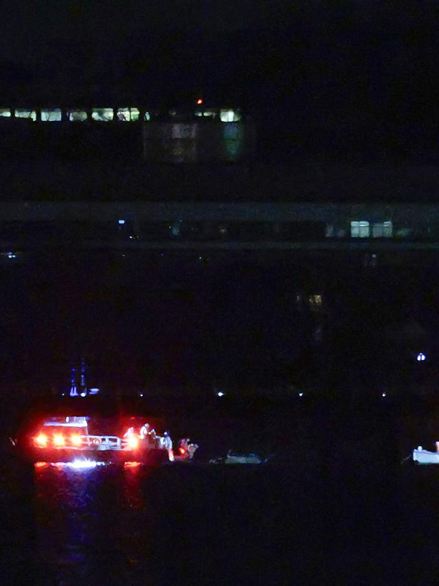 Tabrakan dengan Helikopter Black Hawk, Pesawat American Airlines Jatuh ke Sungai Potomac yang Nyaris Beku