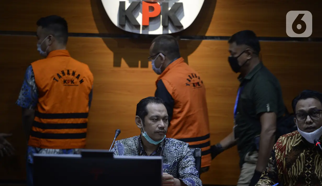 Wakil Ketua KPK Nurul Ghufron (tengah) menyampaikan keterangan terkait penangkapan mantan Sekretaris MA Nurhadi dan menantunya Rezky Hebriyono di Gedung KPK, Jakarta, Selasa (2/6/2020). Keduanya ditahan  terkait kasus dugaan suap pengurusan perkara di MA Tahun 2011-2016. (merdeka.com/Dwi Narwoko)