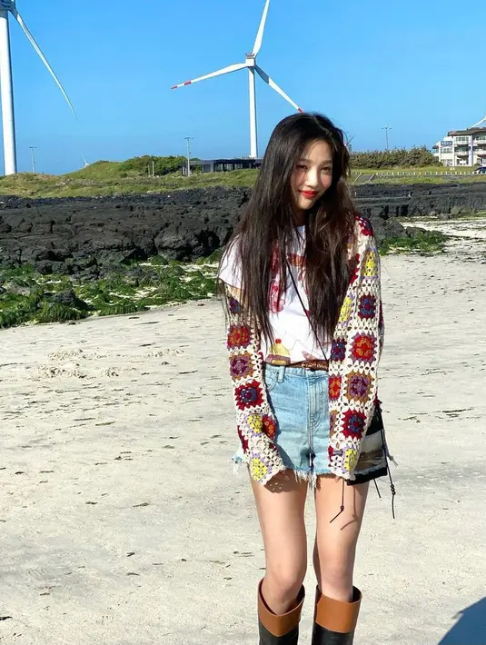 Paduan white t-shirt, crochet bolero top, dan unfinished denim short pants yang dikenakan Joy di MV "Hello" ini cocok dipakai saat traveling. (Instagram_imyour_joy).