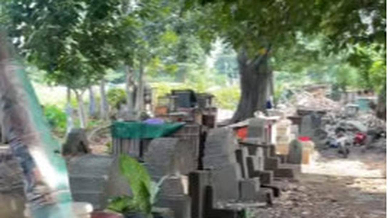 Potret Kuburan Tua di Jakarta Tetanggaan Sama Rumah Warga,