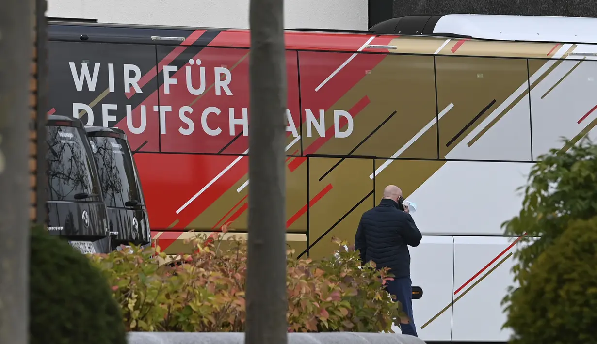 Bus tim tim nasional sepak bola Jerman diparkir di depan hotel tim di Wolfsburg, Jerman, Selasa (9/11/2021). Pelatih nasional Hansi Flick membatalkan latihan yang direncanakan pada pagi hari di stadion di Wolfsburg. (Swen Pfoertner/dpa via AP)