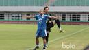 Aksi pemain Persib Bandung, Tantan dan I Made Wirawan saat sesi latihan tim di Stadion Pakansari, Bogor, Jumat (10/3/2017). (Bola.com/Nicklas Hanoatubun)