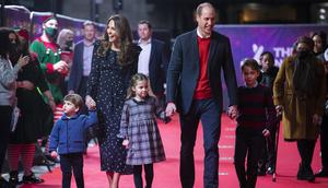 Kate Middleton dan Pangeran William beserta ketiga buah hati mereka saat menghadiri pertunjukan pantomim khusus The National Lottery’s Pantoland di Palladium Theatre London di London pada 11 Desember 2020. (AARON CHOWN / POOL / AFP)