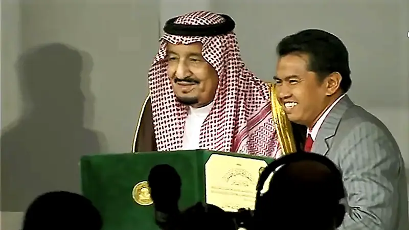 Raja Salman bin Abdulaziz dari Arab Saudi menyerahkan penghargaan King Faisal Awards 2018 kepada Profesor Irwandi Jaswir dari Indonesia (sumber: KBRI Riyadh)