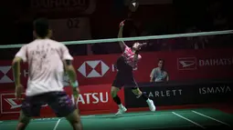 Pebulutangkis tunggal putra Indonesia, Jonatan Christie bertanding melawan pebulutangkis tunggal putra India, Lakshya Sen pada laga perempat final Indonesia Masters 2023 di Istora Senayan, Jakarta, Jumat (27/01/2023). Jojo menang dengan skor 15-21, 21-10, 21-13. (Bola.com/Bagaskara Lazuardi)