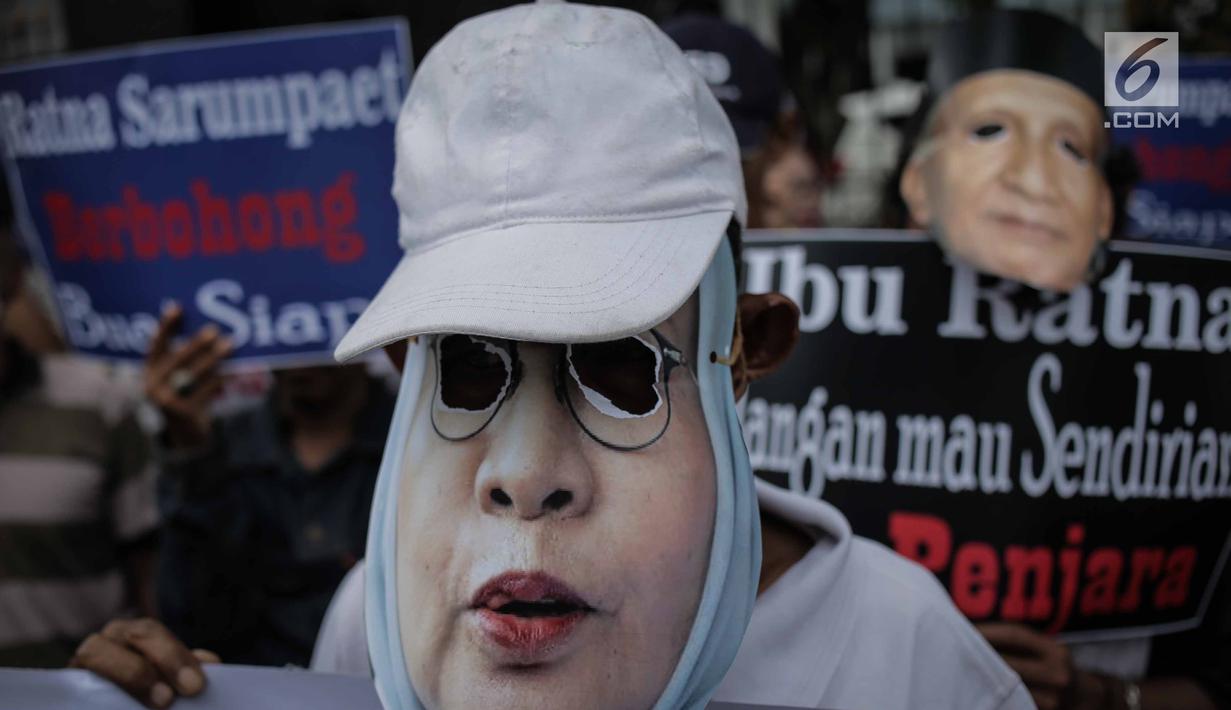 Massa Gerbang (Gerakan Anak Bangsa) mengenakan topeng bergambar  Ratna Sarumpaet  saat unjuk rasa di depan PN Jakarta Selatan, Selasa (19/3). Mereka meminta Ratna Sarumpaet membongkar aktor intelektual dalam penyebaran hoaks. (Liputan6.com/Faizal Fanani)