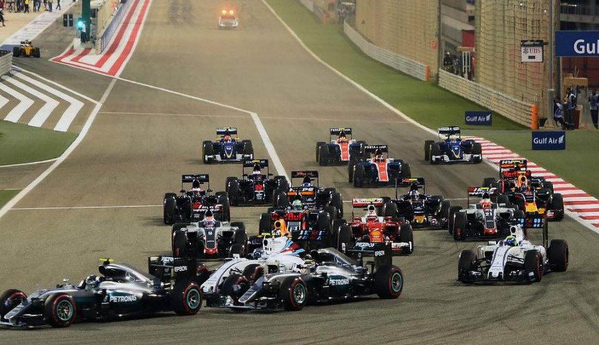 Para pebalap saat melewati tikungan pertama setelah start F1 GP Bahrain di Sirkuit Internasional Sakhir, Bahrain, Minggu (3/4/2016). (Bola.com/Twitter)