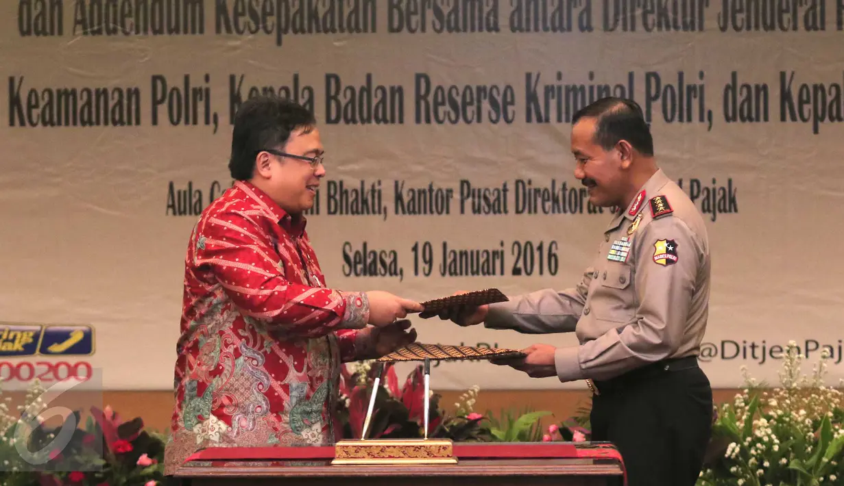 Menteri Keuangan Bambang Brodjonegoro (kiri) dan Kapolri Jenderal Badrodin Haiti usai menandatangi nota kesepahaman di Jakarta, Selasa (19/1).   Kementerian keuangan bekerjasama dengan Polri untuk mengawal penerimaan  pajak. (Liputan6.com/Angga Yuniar)