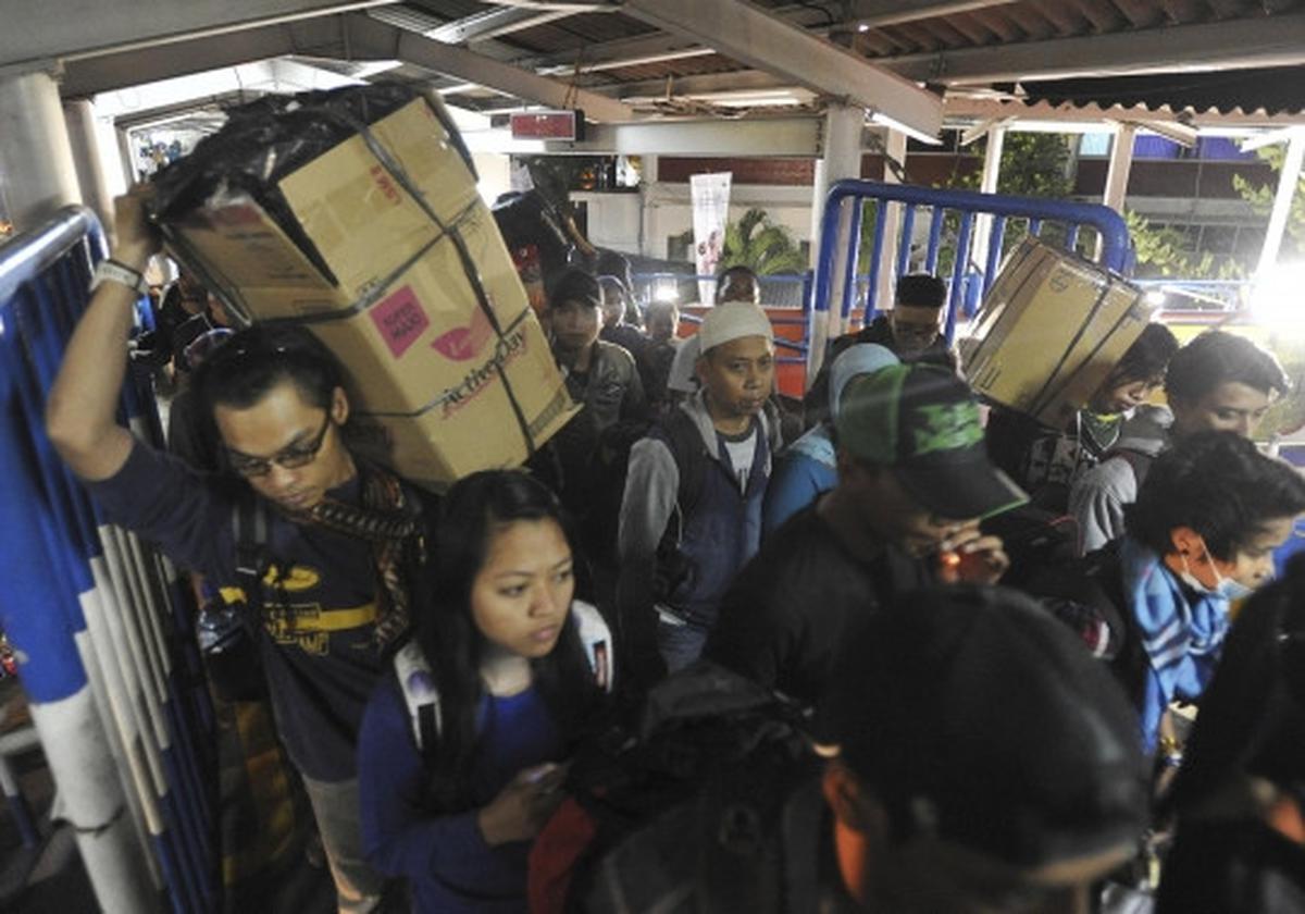 Ratusan pemudik padati Pelabuhan Merak