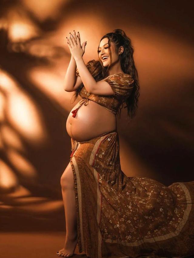 7 Gaya Maternity Shoot Siti Badriah dan Krisjiana, Memesona dengan Konsep Bohemian