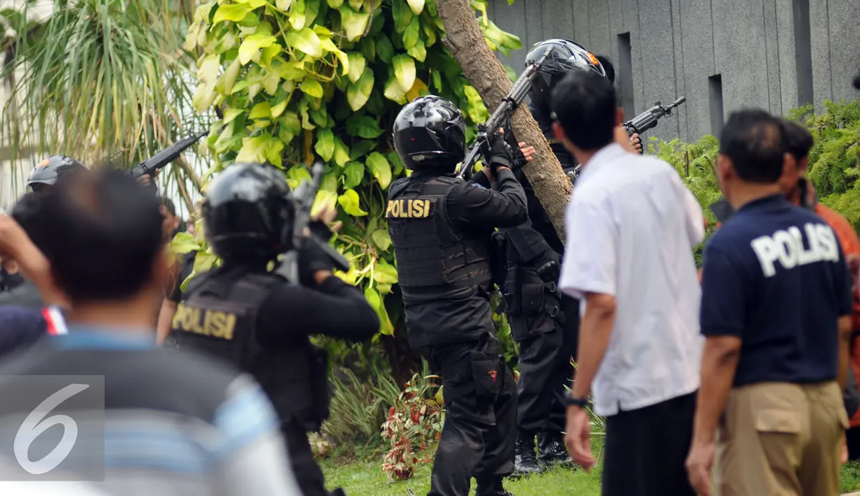 Anggota Brimob bersiap melakukan penyergapan di lokasi perampokan disertai penyanderaan di Kawasan Pondok Indah, Jakarta, Minggu (3/9). Dua tersangka pelaku perampokan disertai penyanderaan dilumpuhkan polisi. (Liputan6.com/Helmi Fithriansyah)