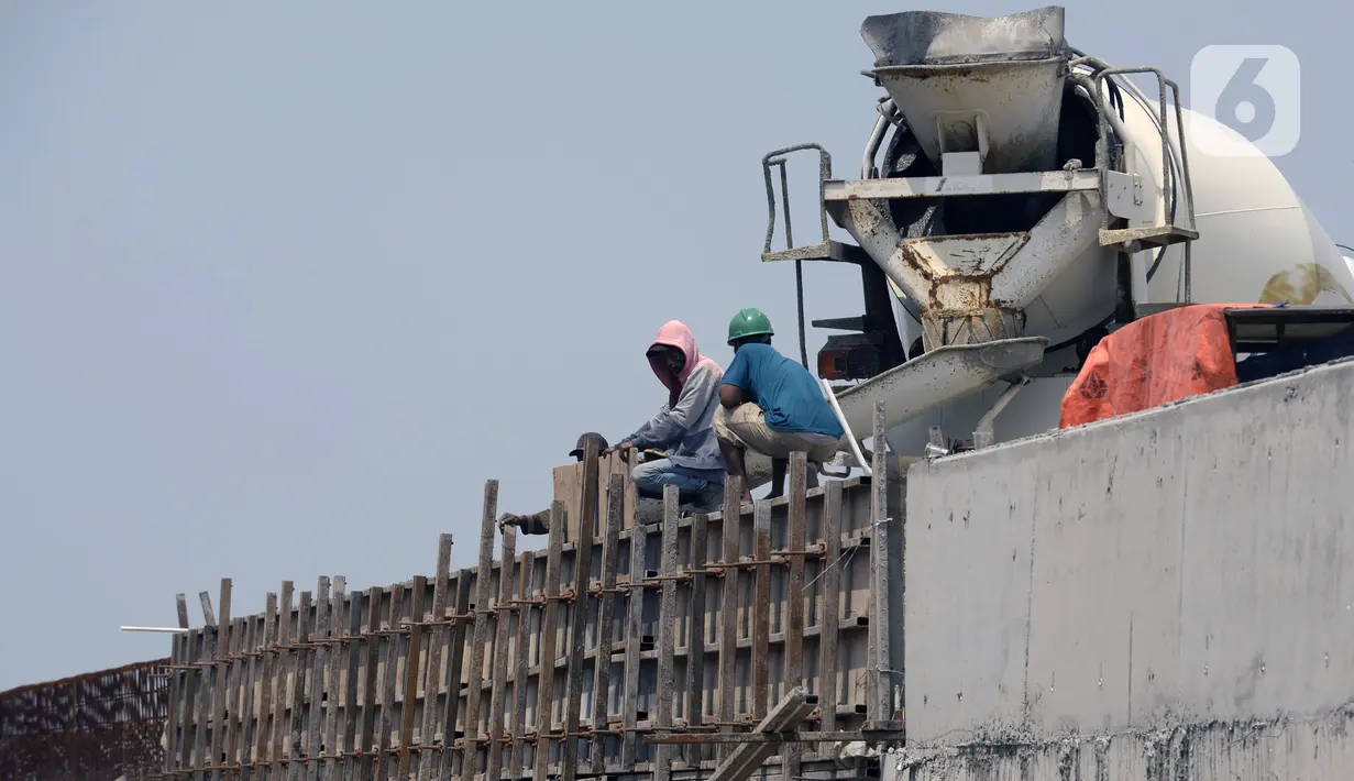 Pekerja menyelesaikan proyek pembangunan jembatan layang perempatan Pondok Cabe, Tangerang Selatan, Banten, Rabu (15/4/2020). Pembangunan jembatan layang tersebut untuk mengurai kemacetan di lampu merah dari Jakarta ke Bogor dan dari Pondok Cabe ke Kota Tangerang Selatan. (merdeka.com/Dwi Narwoko)