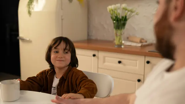 Seorang anak kecil duduk di meja