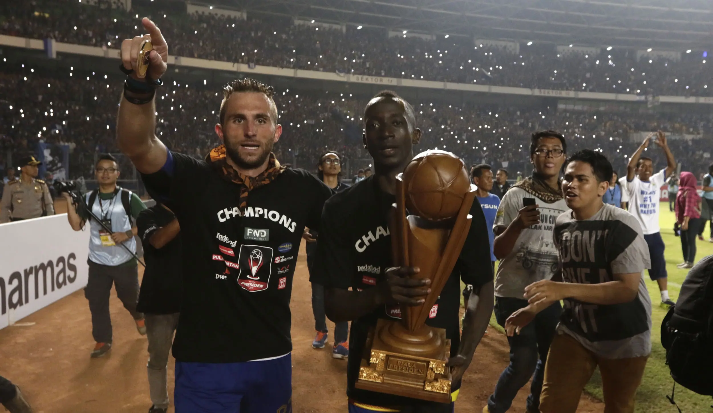 Pemain Persib, Ilija Spasojevic (kiri) dan Makan Kanote, merayakan gelar juara Piala Presiden 2015 di Stadion Utama Gelora Bung Karno, Jakarta, Minggu (18/10/2015). (Bola.com/Vitalis Yogi Trisna)