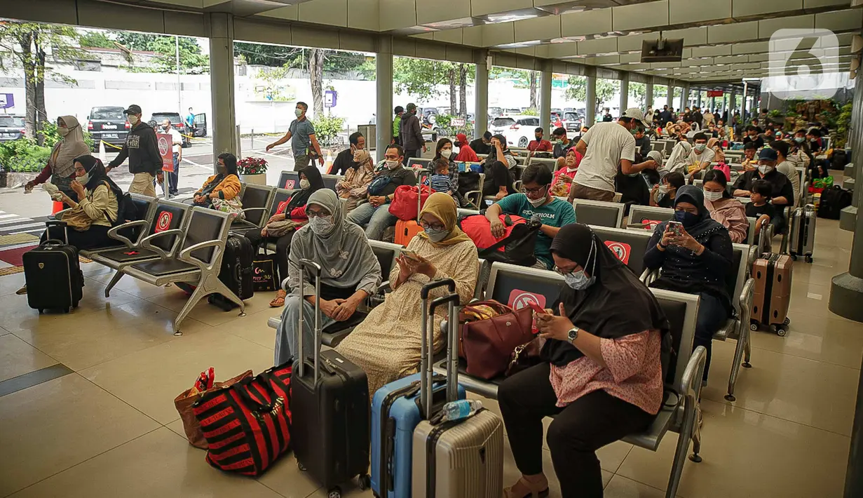 Sejumlah calon penumpang menunggu keberangkatan kereta di Stasiun Pasar Senen, Jakarta, Jumat (24/12/2021). H-1 libur Natal dan Tahun Baru, peningkatan penumpang kereta jarak jauh mulai terlihat dengan tujuan sejumlah kota di Pulau Jawa. (Liputan6.com/Faizal Fanani)