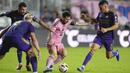 Pemain Inter Miami, Lionel Messi (tengah) berusaha melewati sejumlah penjagaan pemain Orlando City pada laga lanjutan Major League Soccer (MLS) 2024 yang berlangsung di Chase Stadium, Fort Lauderdale, Florida, Minggu (03/03/2024) WIB. The Herons menang dengan skor 5-0. (AP Photo/Rebecca Blackwell)