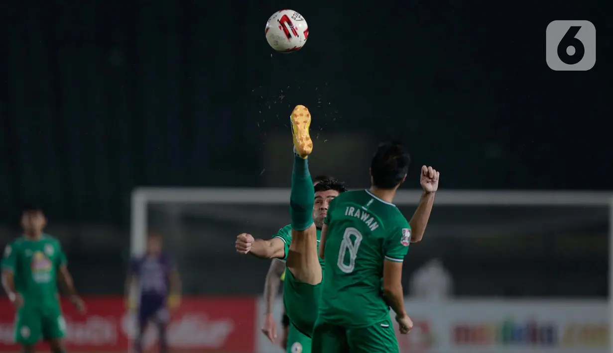 Pemain PS Sleman, Fabiano Da Rosa Beltrame (tengah) menghalau bola dalam pertandingan perempat final Piala Menpora 2021 melawan Bali United di Stadion Si Jalak Harupat, Bandung. Senin (12/4/2021). (Bola.com/Ikhwan Yanuar)
