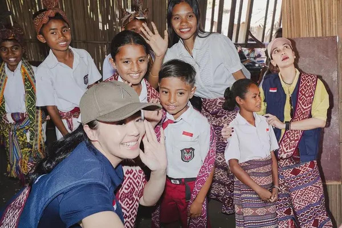 7 Potret Luna Maya dan Maxime Bouttier di Kupang, Beri Bantuan Gedung Sekolah