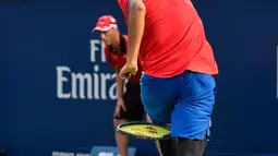 Petenis Australia, Nick Kyrgios mengembalikan bola melalui celah di antara keduanya ke arah petenis Jerman, Alexander Zverev pada turnamen Piala Rogers di Montreal, 10 Agustus 2017. Zverev menang 6-4, 6-3 atas Kyrgios (Minas Panagiotakis/Getty Images/AFP)