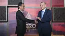 Presiden Joko Widodo berjabat tangan dengan Presiden Turki Recep Tayyip Erdogan saat pertemuan bilateral jelang KTT G20 di Nusa Dua, Bali, Senin (14/11/2022). KTT G20 yang digelar pada 15-16 November di Bali memiliki tema utama 'Recover Together, Recover Stronger'. (Hendra A Setyawan/Pool Photo via AP)