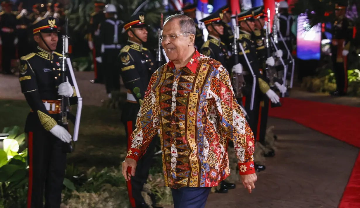 Menteri Luar Negeri Rusia Sergey Lavrov tiba untuk menghadiri Gala Dinner KTT ke-43 ASEAN di Hutan Kota GBK, Jakarta, Rabu (6/9/2023). (Mast Irham/Pool Photo via AP)
